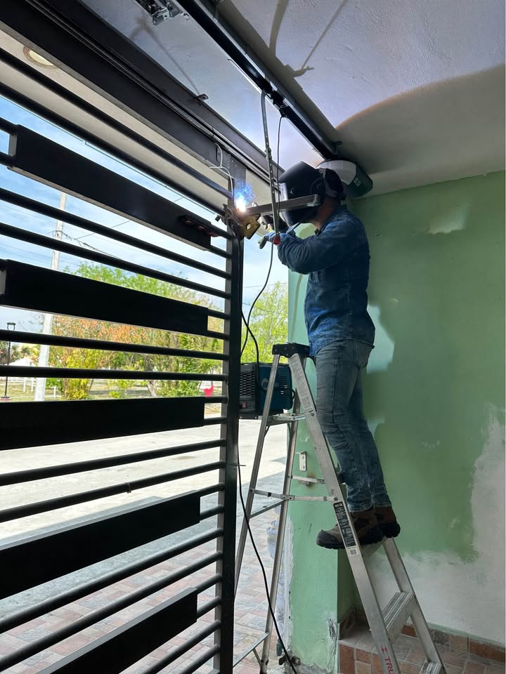 instalación de motor para portón de herrería en Saltillo